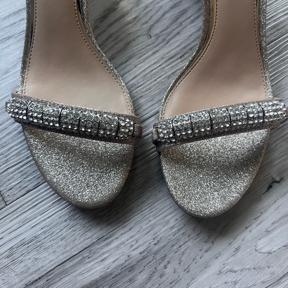 Jewel Badgley Mischka Brand Ramsay Open Toe Block Heel in Gold Glitter - Picture 3 of 6